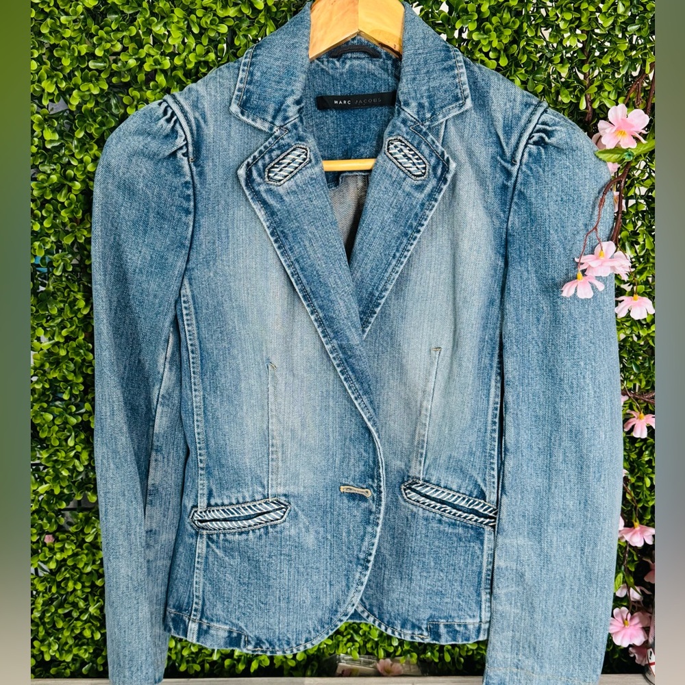 Vintage Marc Jacoby Denim blazer, features a lapel collar.